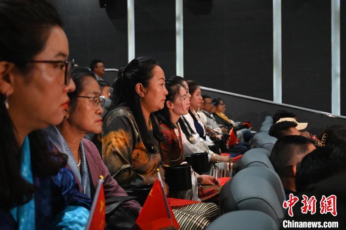 圖為觀眾觀看影片?！≮w朗 攝