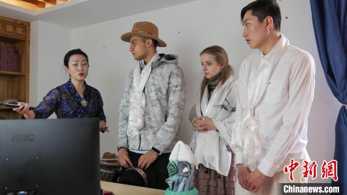 圖為圖為主播白瑪旺姆為留學生介紹直播流程?！≈x牧 攝