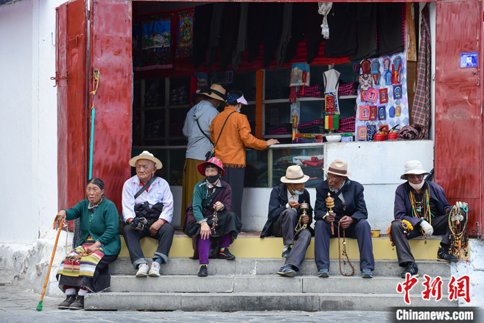 7月24日，轉(zhuǎn)經(jīng)老人在拉薩八廓街上休息。 <a target='_blank' ><p  align=