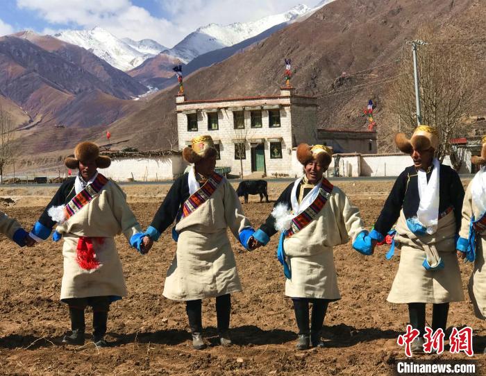 2021年3月，拉薩市德慶村村民在春耕儀式上表演傳統(tǒng)歌舞?！∪轿木?攝