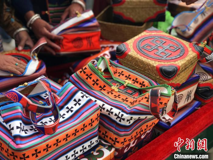 圖為打隆物交會上售賣的民族手工藝品。　冉文娟 攝