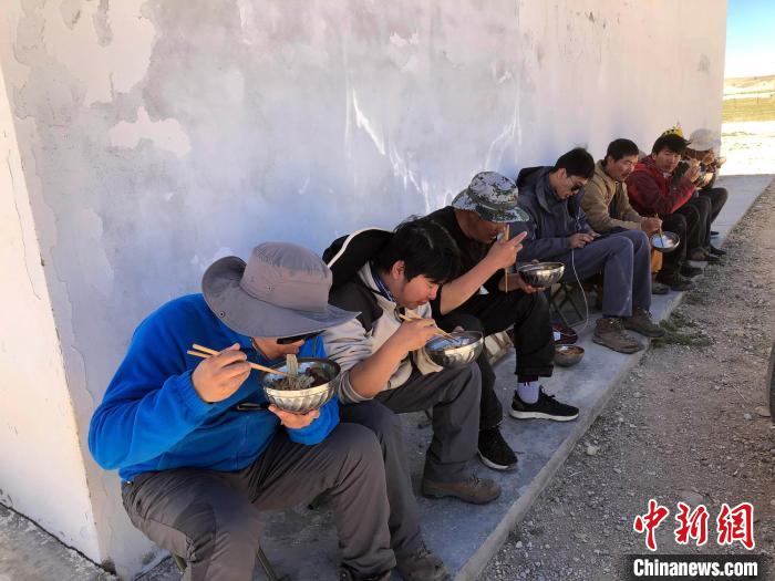 科考隊(duì)員在高原湖泊岸邊進(jìn)餐。　<a target='_blank' ><p  align=