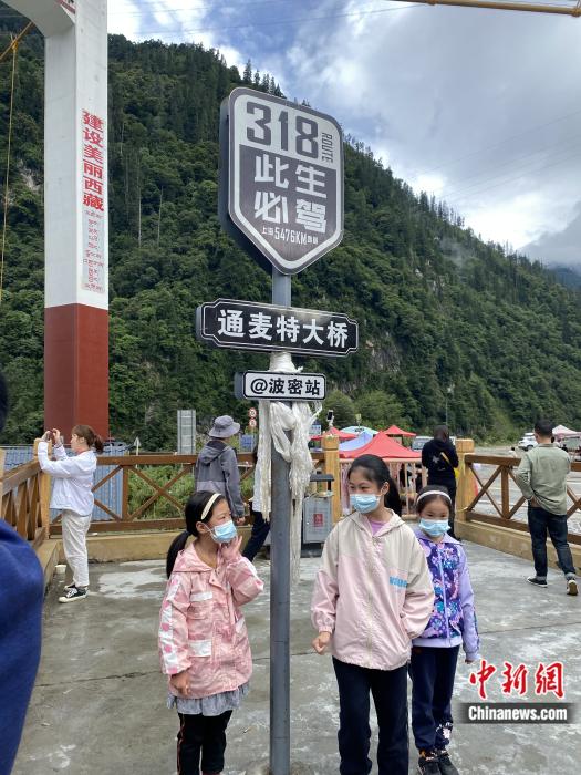 游人在通麥特大橋拍照打卡。彭寧鈴 攝