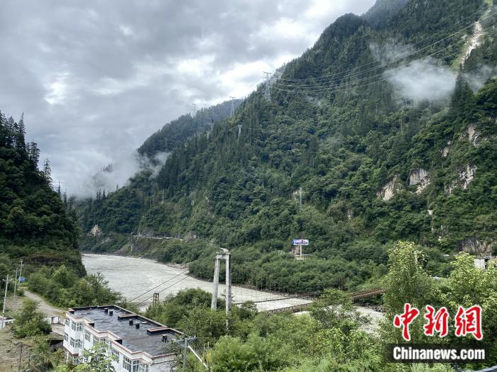 險(xiǎn)山急流中的兩座橋。彭寧鈴 攝