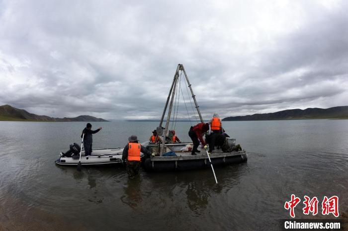 科考隊員向巴木錯湖心進發(fā)?！?lt;a target='_blank' ><p  align=