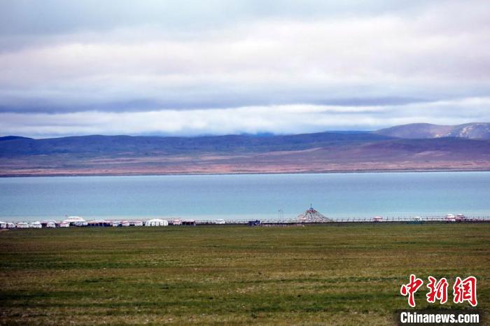 西藏安多縣茲格塘錯岸邊帳篷林立，旅游業(yè)發(fā)展勢頭良好?！?lt;a target='_blank' ></p><p  align=