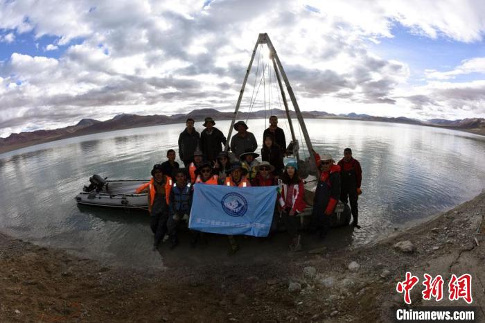 科考隊員在結則茶卡湖岸邊合影?！?lt;a target='_blank' ></p><p  align=