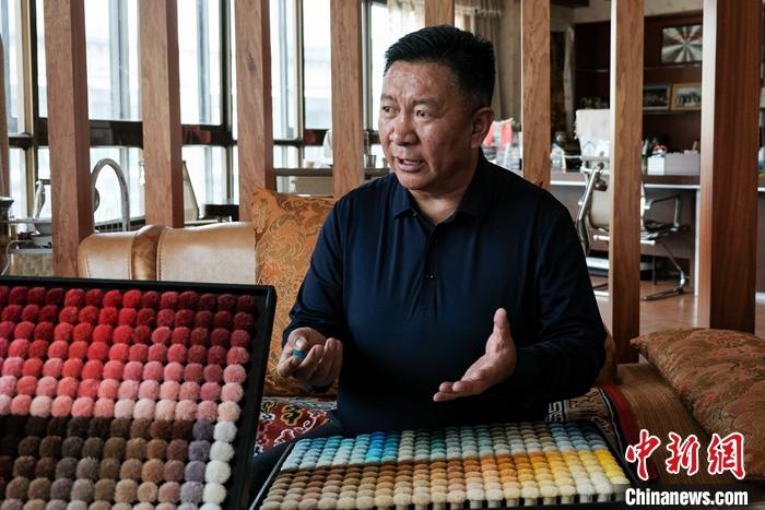 圖為8月4日，次旦展示自己的藏毯標準“色卡”。 <a target='_blank' ><p  align=