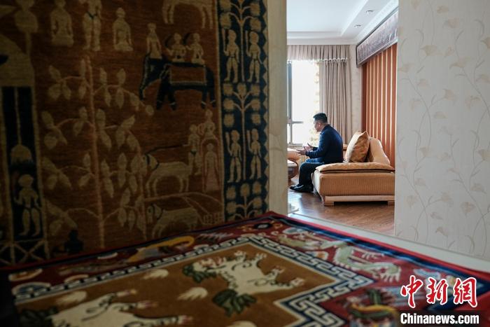 8月4日，次旦在拉薩的公司里懸掛展示的精美藏毯。 <a target='_blank' ><p  align=