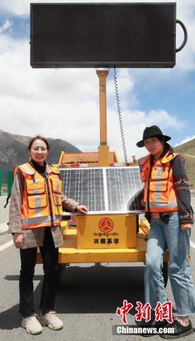 圖為萍措(右)在采訪過程中留影。(資料圖片) <a target='_blank' ><p  align=