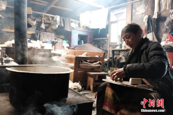 圖為8月6日，60歲的卓嘎在玉麥鄉(xiāng)牧場放牧點制作奶渣。 <a target='_blank' ></p><p  align=