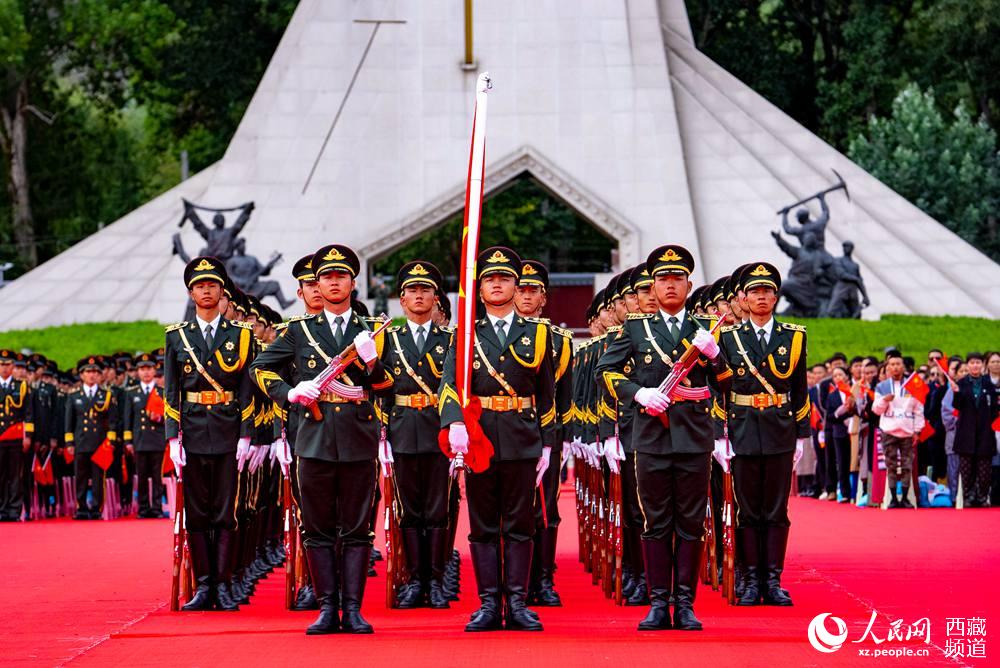 8月19日10時，慶祝西藏和平解放70周年大會在拉薩市布達(dá)拉宮廣場隆重舉行。這是大會舉行升旗儀式。徐馭堯 攝