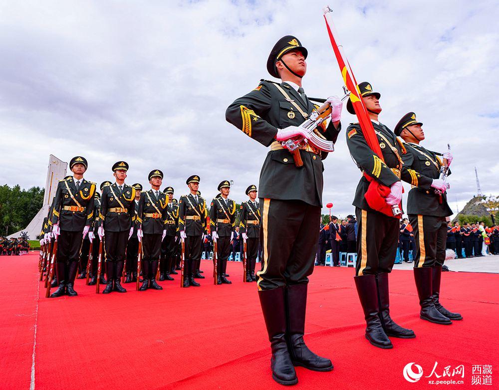 8月19日10時，慶祝西藏和平解放70周年大會在拉薩市布達拉宮廣場隆重舉行。這是大會舉行升旗儀式。徐馭堯 攝