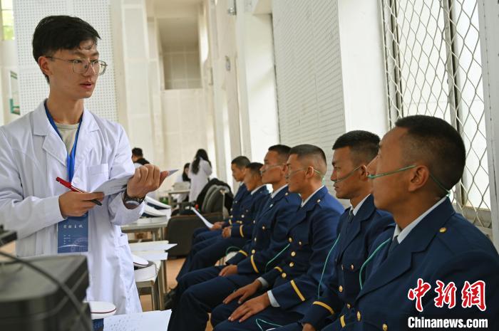 圖為研究團(tuán)隊(duì)成員登記消防員信息?！≮w朗 攝