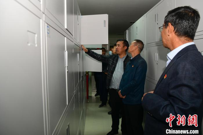 圖為參加西藏三大重點(diǎn)文物保護(hù)維修工程檔案移交進(jìn)館儀式人員參觀拉薩市檔案館?！∝暩聛?lái)松 攝