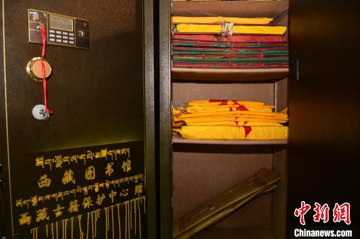 圖為拉薩市檔案館里收藏的藏文古籍。　貢嘎來(lái)松 攝