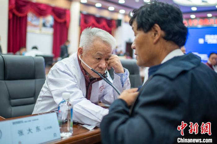 圖為專家團(tuán)隊(duì)在日喀則市開展義診活動?！〉┰雠?攝