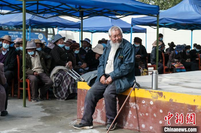 圖為日喀則桑珠孜區(qū)東嘎鄉(xiāng)農(nóng)牧民在義診室外等待?！〗w波 攝
