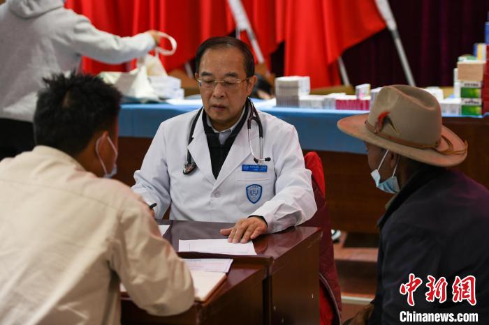 北京大學人民醫(yī)院心臟中心副主任、博士生導師王偉民為農(nóng)牧民問診。　江飛波 攝