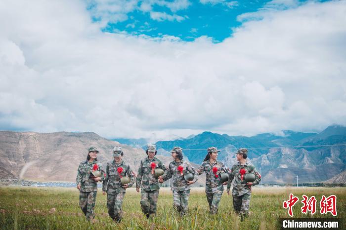 圖為身戴“首跳光榮”大紅花的女兵?！⊥跏鰱| 攝