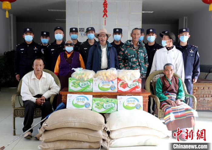 西藏普蘭邊檢民警:讓孤寡老人迎來有“兒女”陪伴的溫馨重陽(yáng)節(jié)