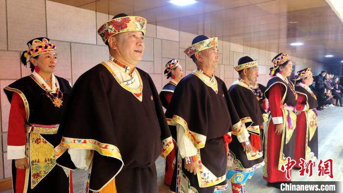 圖為西藏老年舞蹈隊在后臺準備上場。　貢桑拉姆 攝