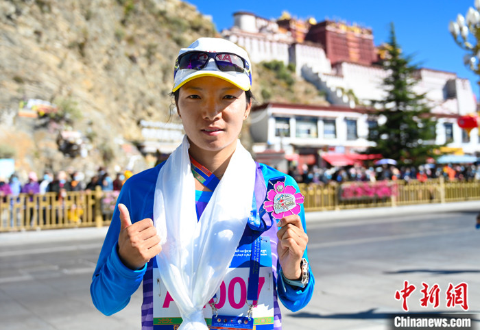 圖為女子半程馬拉松冠軍次仁措姆。 <a target='_blank' ><p  align=
