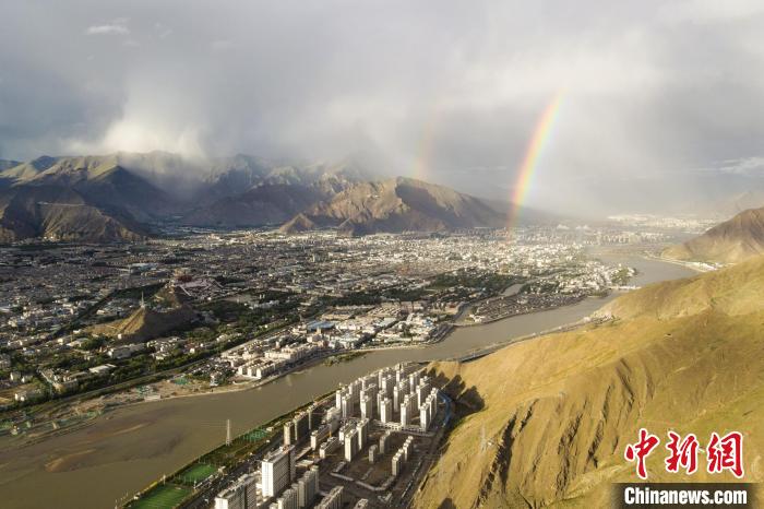 圖為海拔3600多米的高原城市拉薩迎來(lái)雨后彩虹。(資料圖) 江飛波 攝