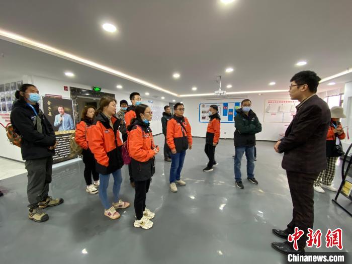 圖為2021瀾湄萬里行中外媒體在昌都新區(qū)采訪?！±罱瓕?攝