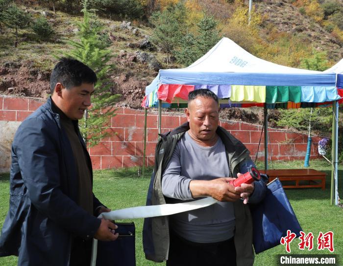 圖為護(hù)林員操作體驗(yàn)滅火裝備。　昌都市森林消防支隊(duì) 供圖