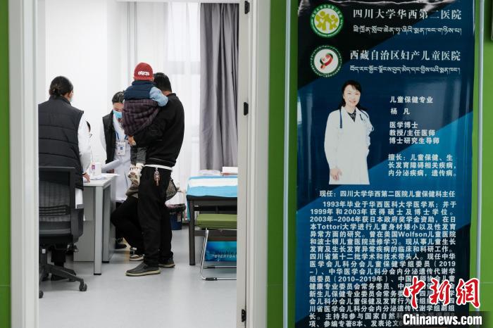 圖為四川大學(xué)華西第二醫(yī)院專家接診?！〗w波 攝