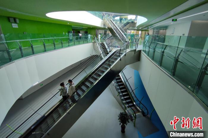 圖為西藏自治區(qū)婦產(chǎn)兒童醫(yī)院內(nèi)景?！〗w波 攝