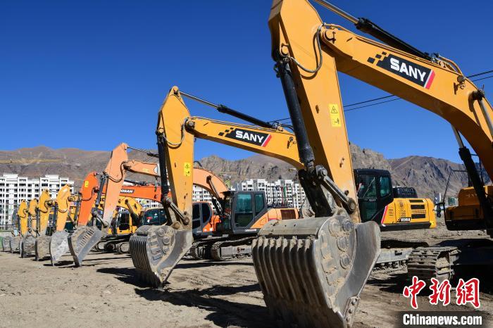 圖為人大附中拉薩學(xué)校開(kāi)工奠基儀式現(xiàn)場(chǎng)?！∝暩聛?lái)松 攝