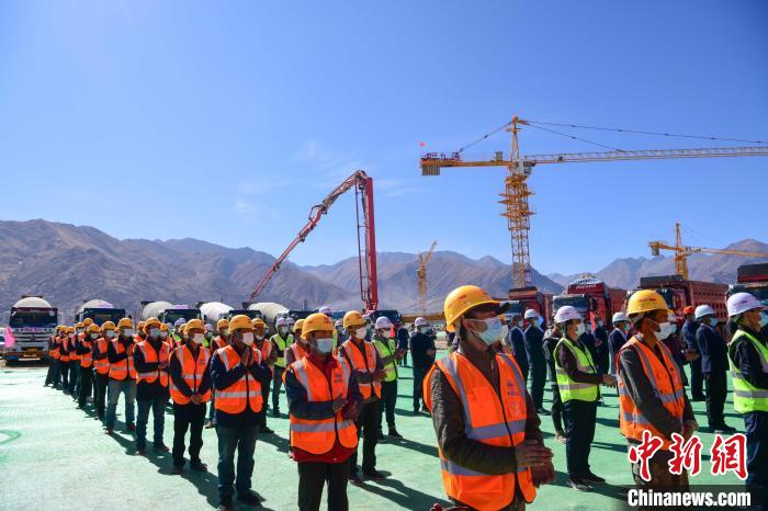 圖為人大附中拉薩學(xué)校開(kāi)工奠基儀式現(xiàn)場(chǎng)?！∝暩聛?lái)松 攝