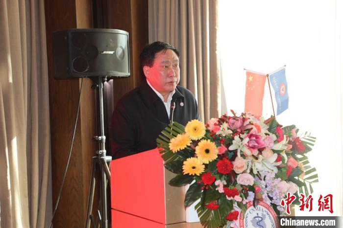 圖為中國非公立醫(yī)療機構(gòu)協(xié)會常務(wù)副會長兼秘書長郝德明致辭?!№n相澤 攝