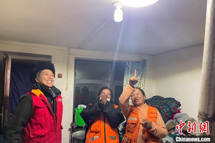 青藏公路109道班接入大網(wǎng)電?！?閆昱翰 　攝