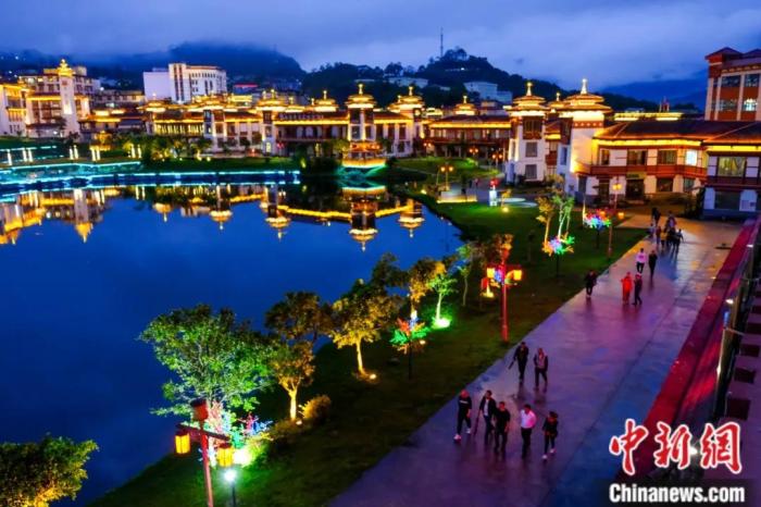 墨脫入夜，華燈初上，昔日“高原孤島”如今日漸繁華。