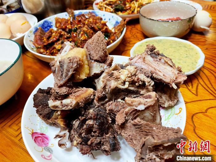 圖為除夕之夜的大餐?！∪轿木?攝