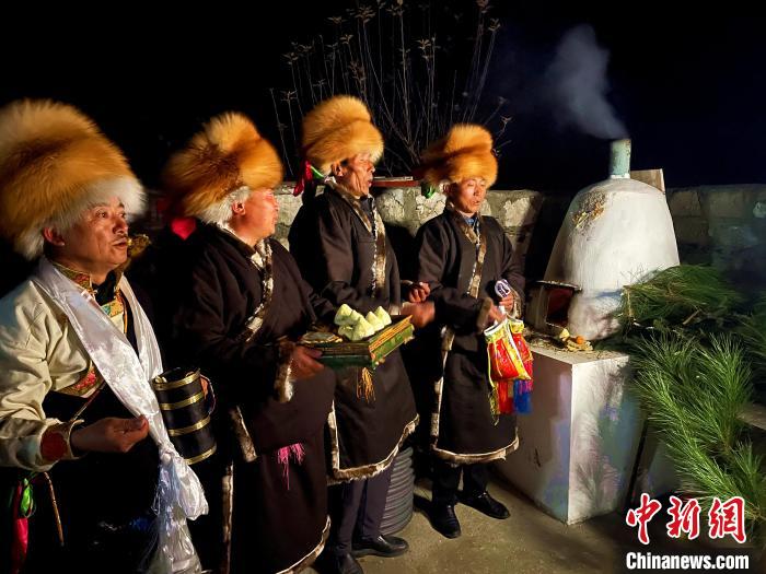 圖為除夕之夜進(jìn)行的驅(qū)鬼儀式。　冉文娟 攝