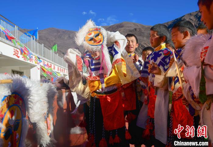 圖為加查縣安繞鎮(zhèn)小學(xué)學(xué)生在試穿藏戲面具。　貢嘎來(lái)松 攝