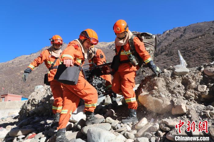 圖為參訓(xùn)消防指戰(zhàn)員密切配合進行訓(xùn)練?！〔际猩窒乐ш牻_縣中隊 攝