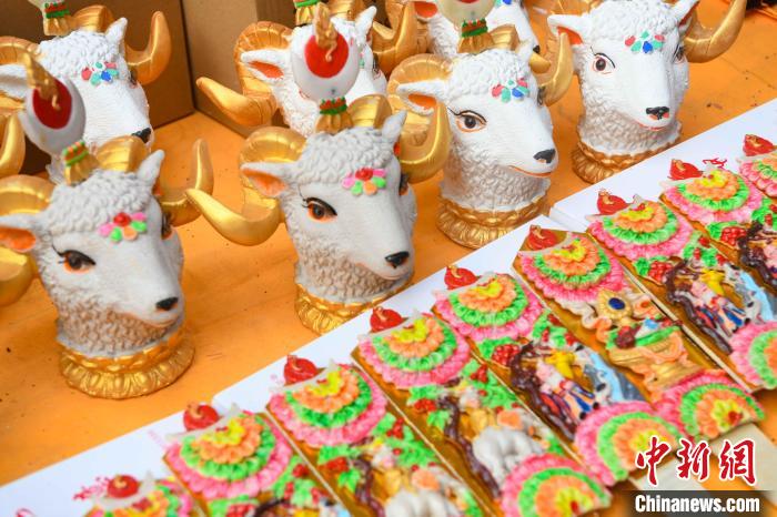 圖為拉薩市場上待售的吉祥羊頭?！∝暩聛硭?攝