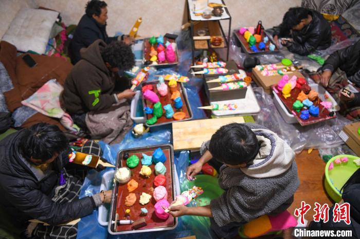 圖為拉薩手藝人制作年貨酥油花?！∝暩聛硭?攝