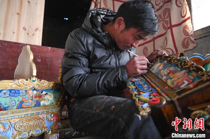 圖為拉薩手藝人制作年貨“切瑪盒”?！∝暩聛硭?攝