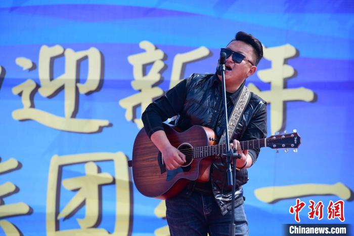 圖為文藝匯演現(xiàn)場。　貢嘎來松 攝