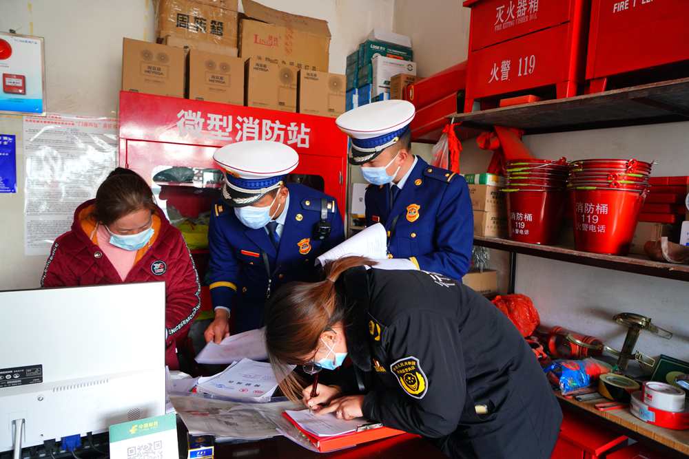 檢查消防器材。圖片由那曲消防提供