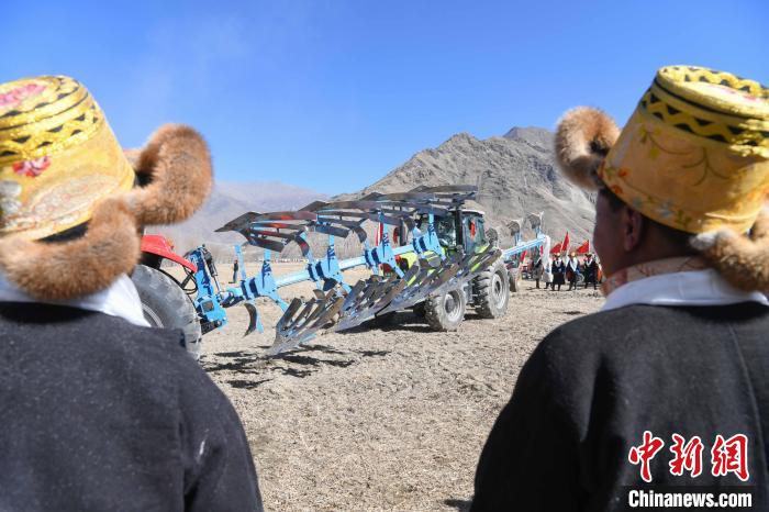 圖為拉薩市曲水縣茶巴朗村春耕儀式現(xiàn)場(chǎng)?！∝暩聛?lái)松 攝