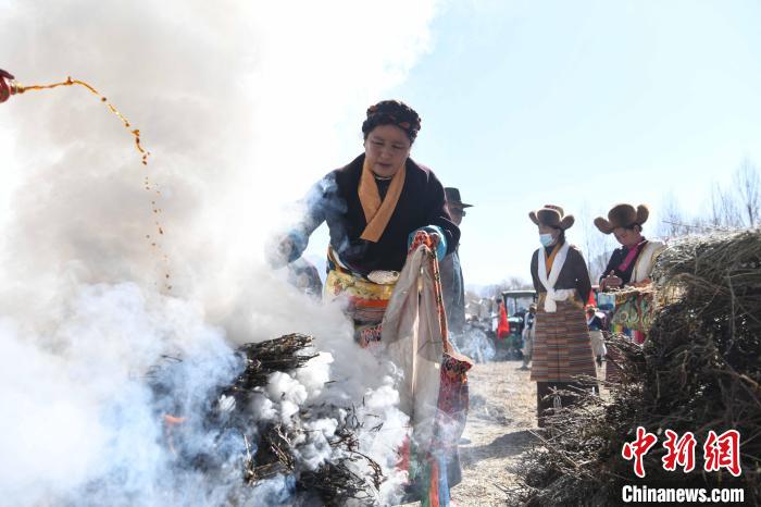 圖為拉薩市曲水縣茶巴朗村村民在春耕儀式前煨桑?！∝暩聛?lái)松 攝