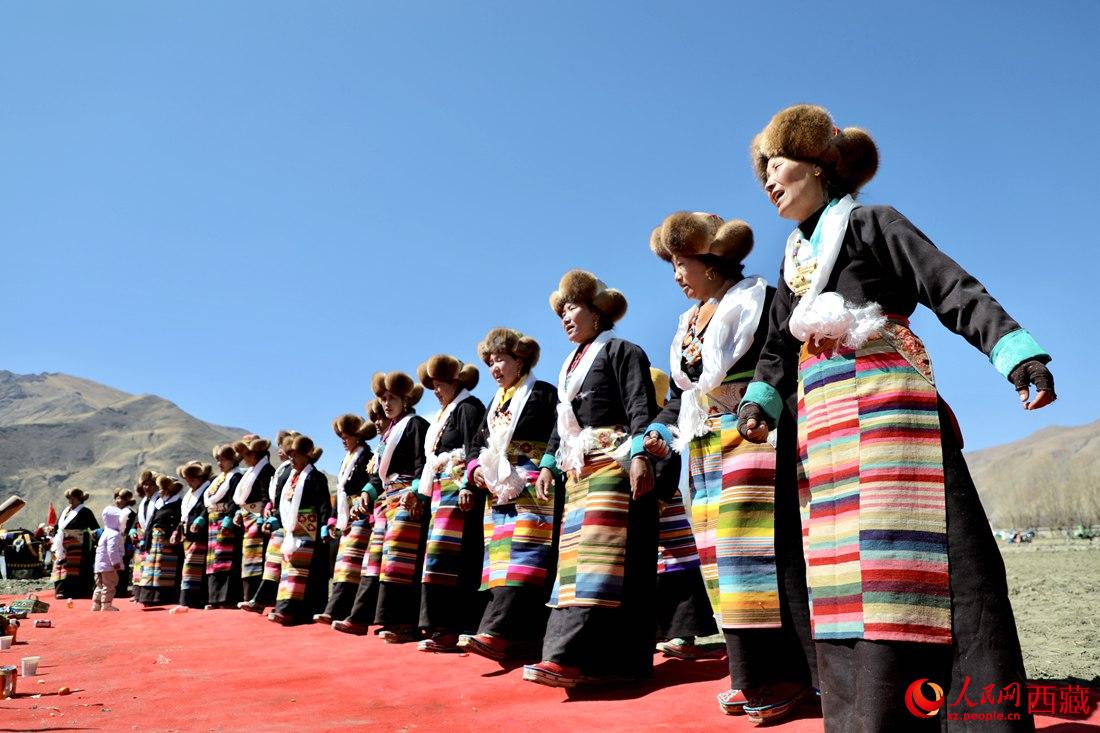 儀式結(jié)束后，農(nóng)田上仍洋溢著喜慶氣氛，村民們邊唱邊跳起了鍋莊舞。人民網(wǎng) 次仁羅布攝