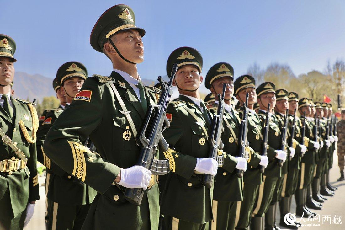 國旗護衛(wèi)隊隊員。人民網(wǎng)次仁羅布 攝